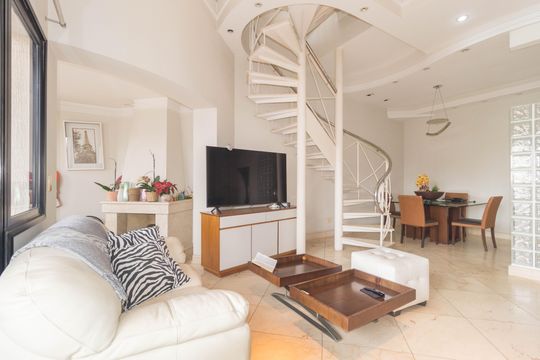 Apartamento cobertura mobiliado com 300m² e 3 quartos • 6 vagas (3 suítes)